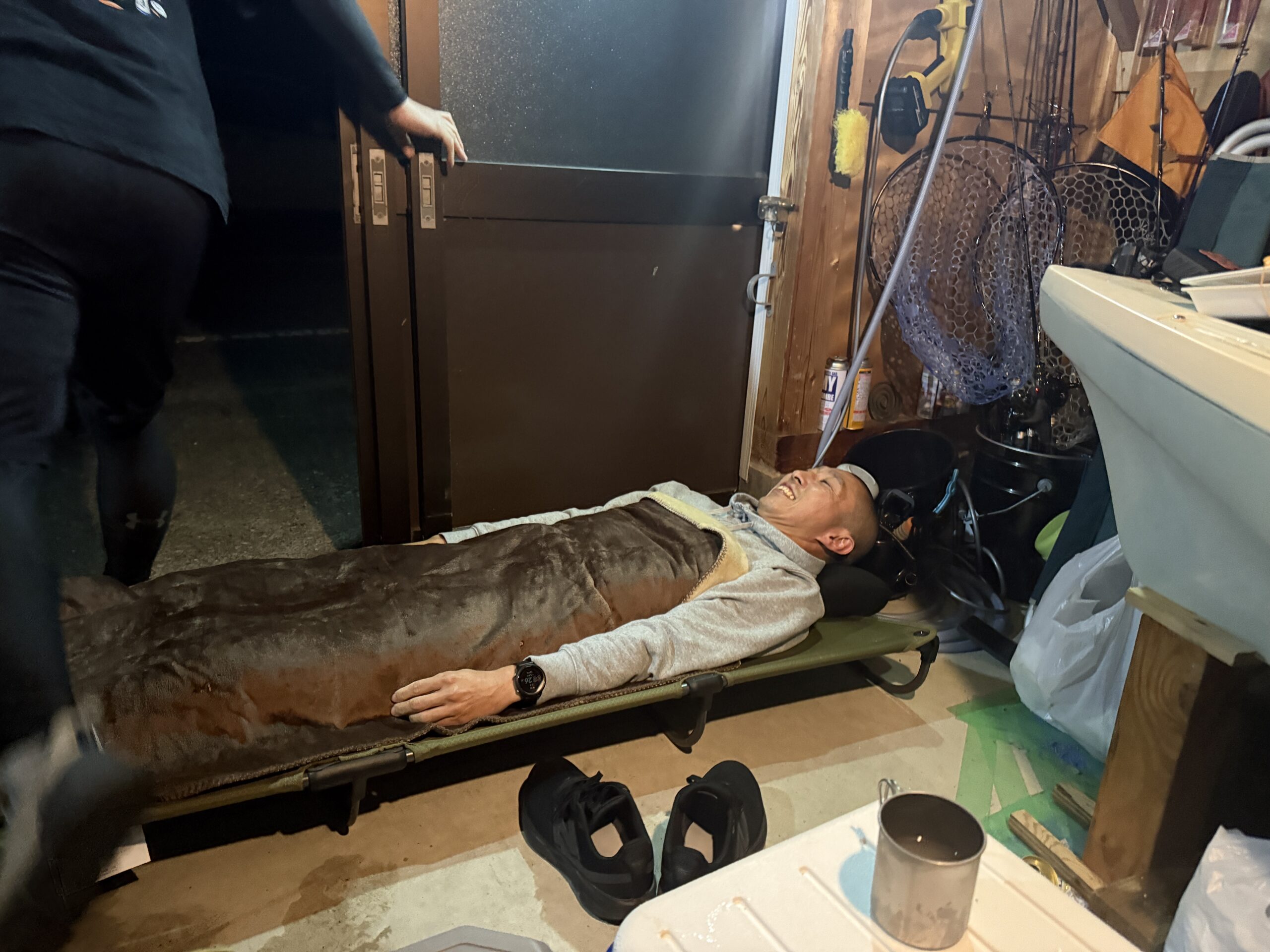 簡易ベッドで就寝