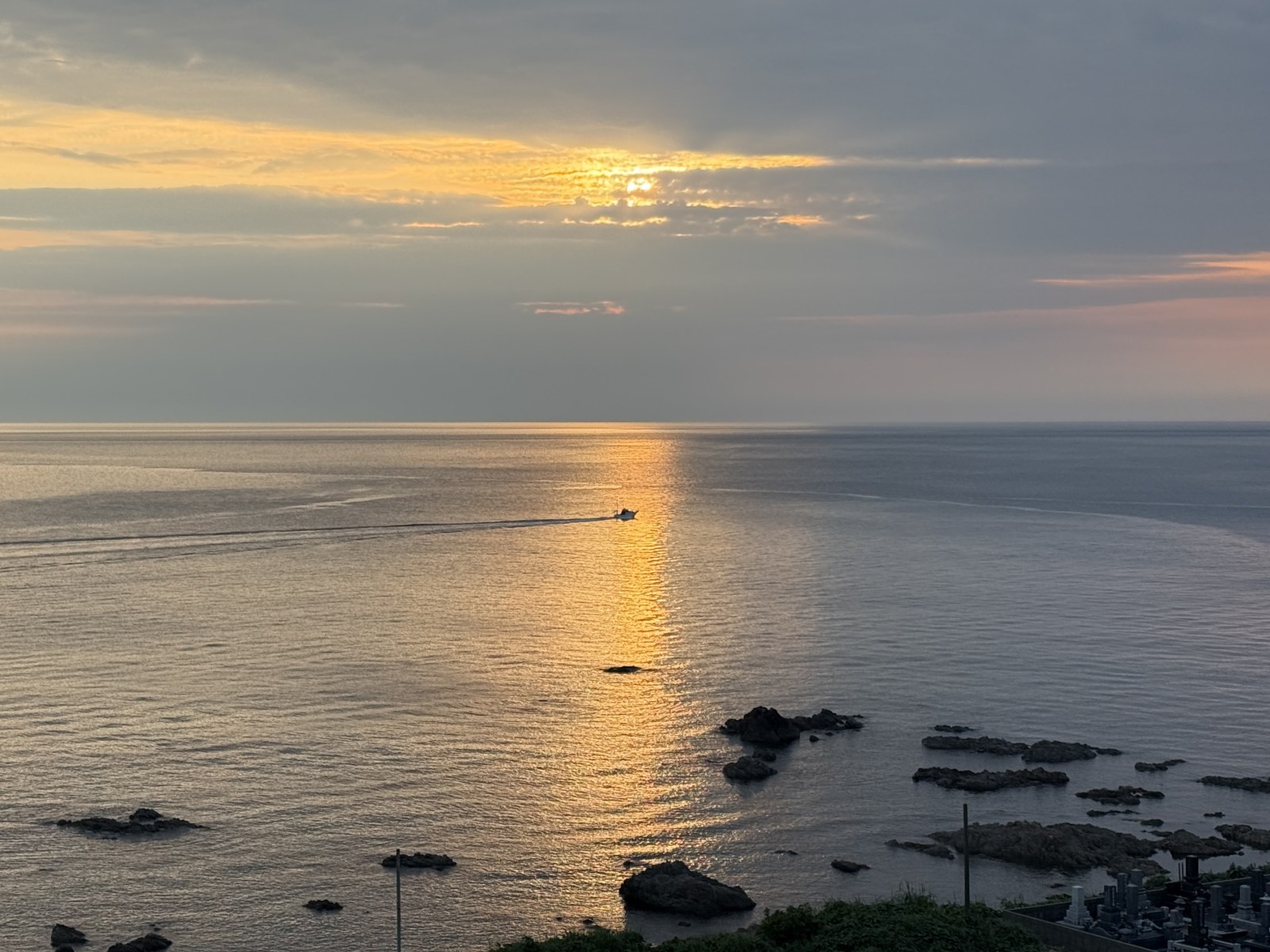 日本海に沈む夕日。最高のロケーションです